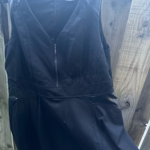 Michel Studio (Additionelle Canada) dress in 2X - Picture 3 of 4